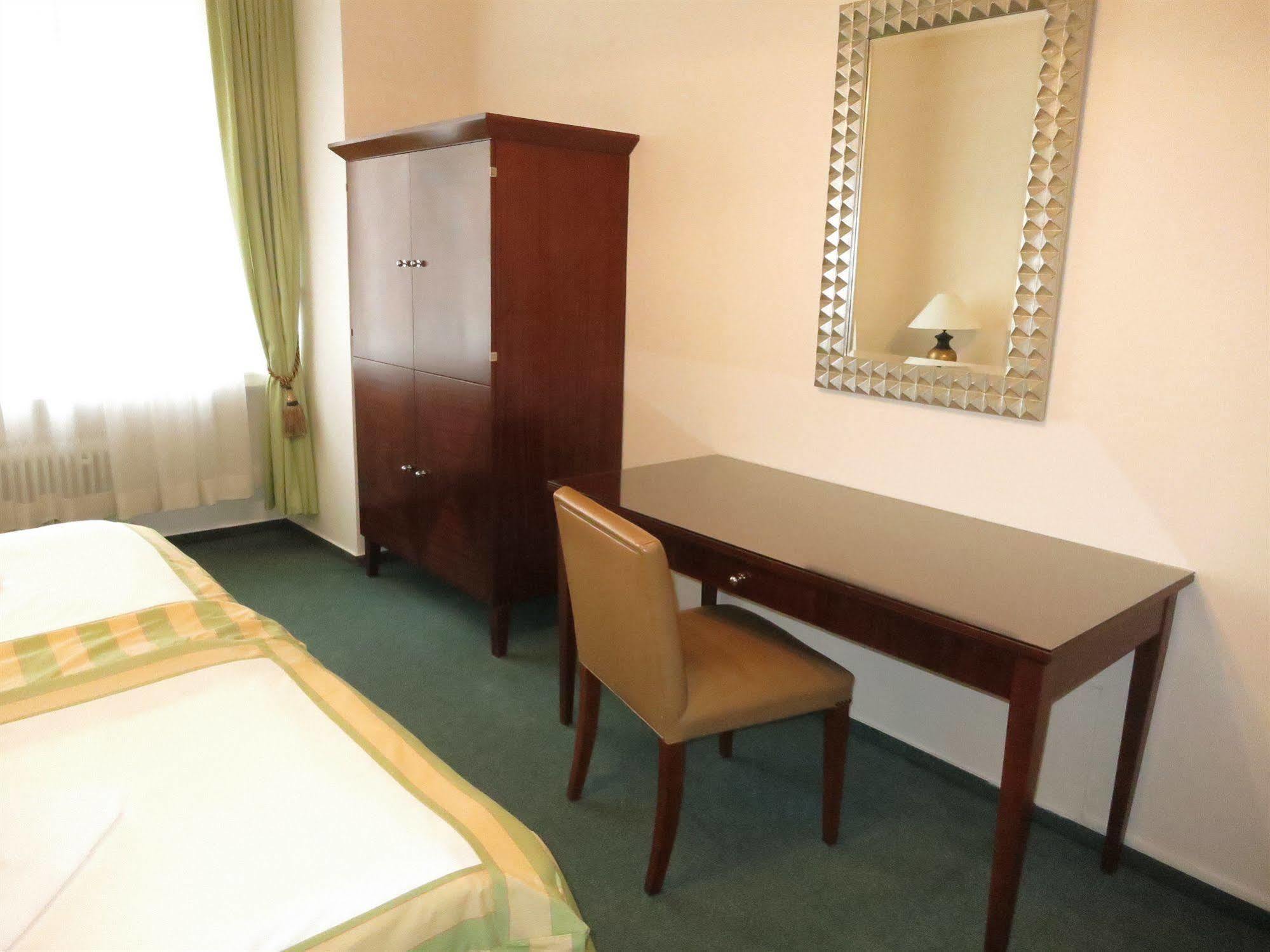 Hotel Mira Inn Praha Bagian luar foto
