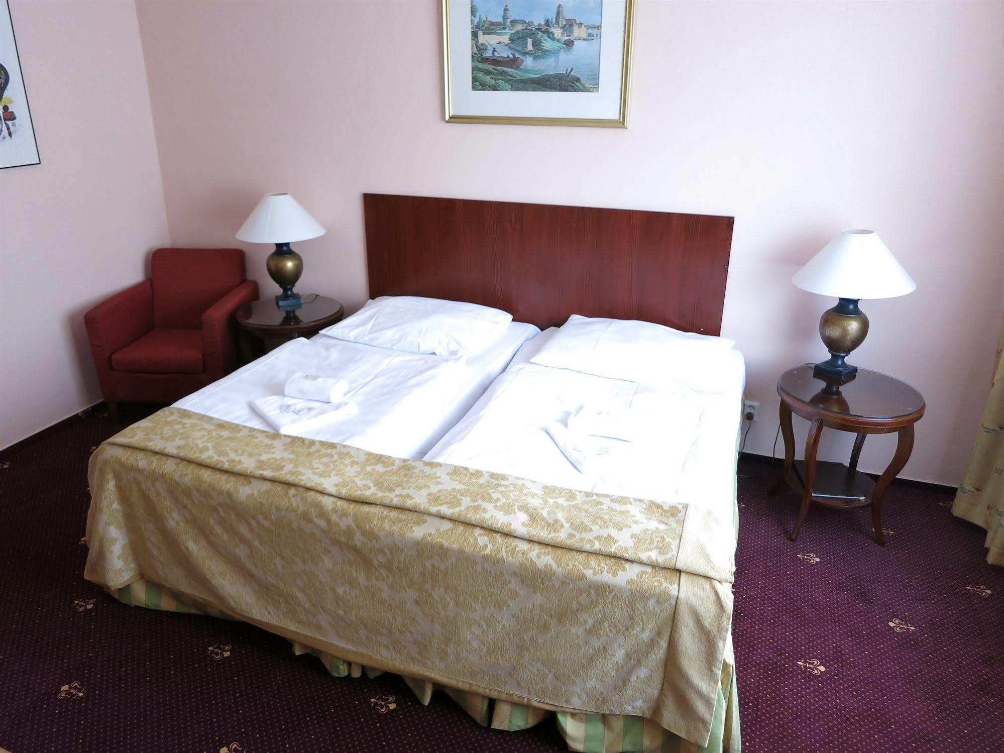 Hotel Mira Inn Praha Bagian luar foto