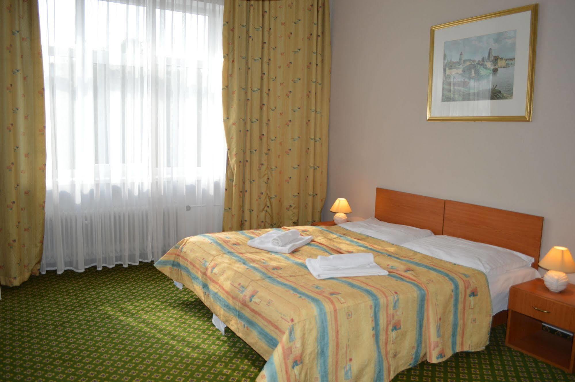 Hotel Mira Inn Praha Bagian luar foto
