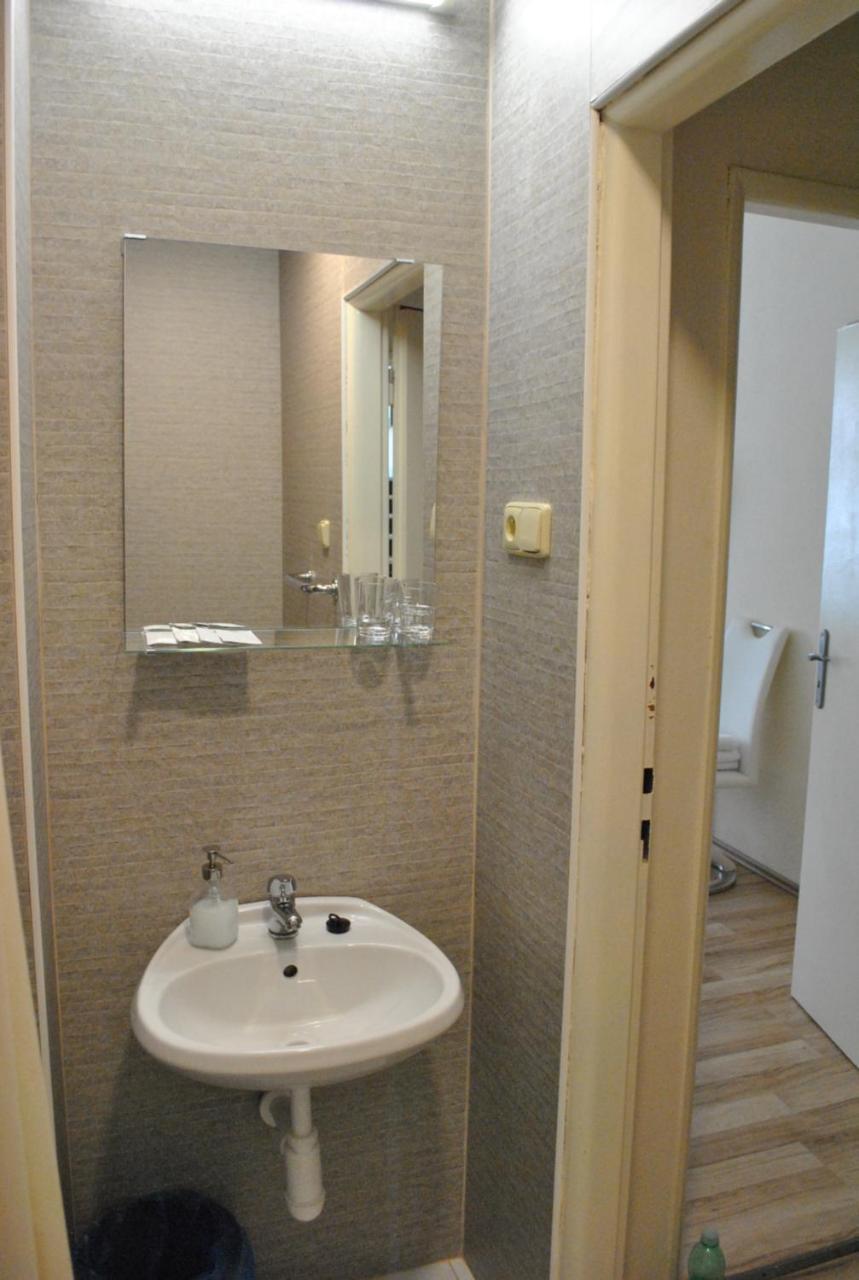 Hotel Mira Inn Praha Bagian luar foto
