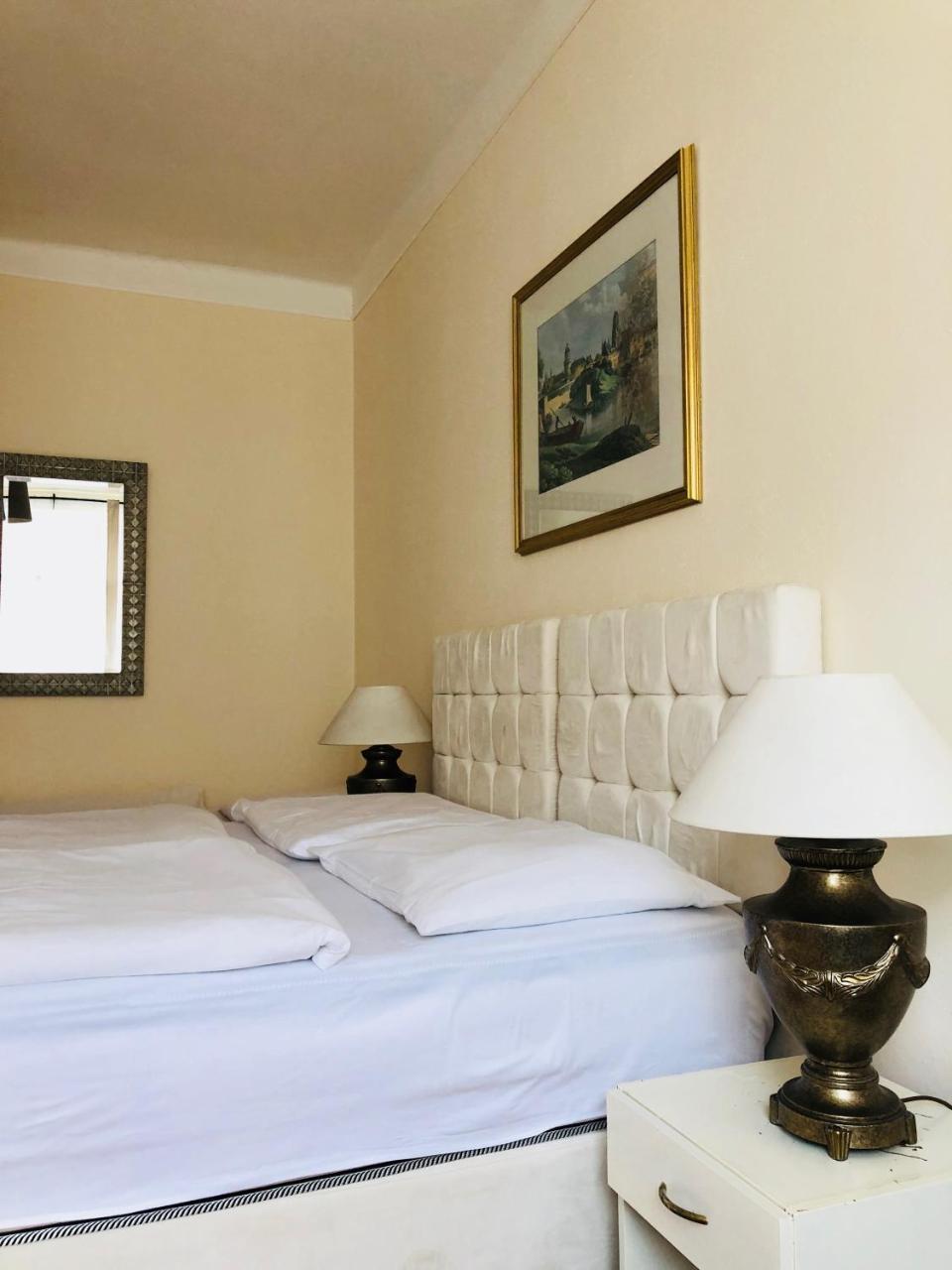 Hotel Mira Inn Praha Bagian luar foto