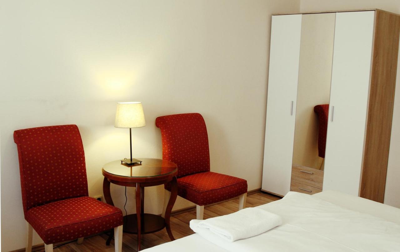 Hotel Mira Inn Praha Bagian luar foto